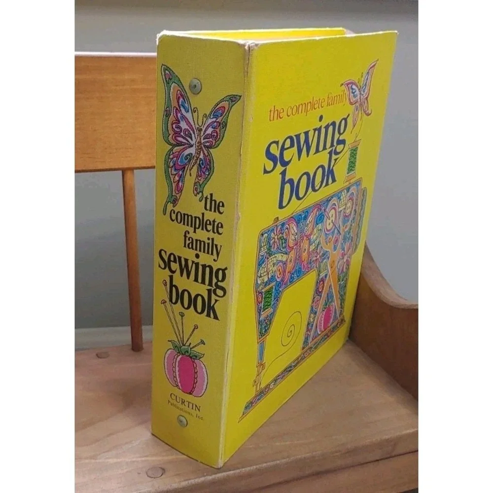 Vtg The Complete Family Sewing Book 1972 Hardcover Three Ring Binder With Tabs